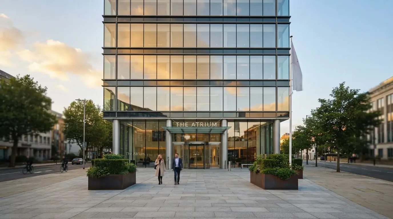 Fotografía de un edificio de oficinas corporativas con fachada de cristal, simbolizando la regulación y la supervisión del sector del juego.